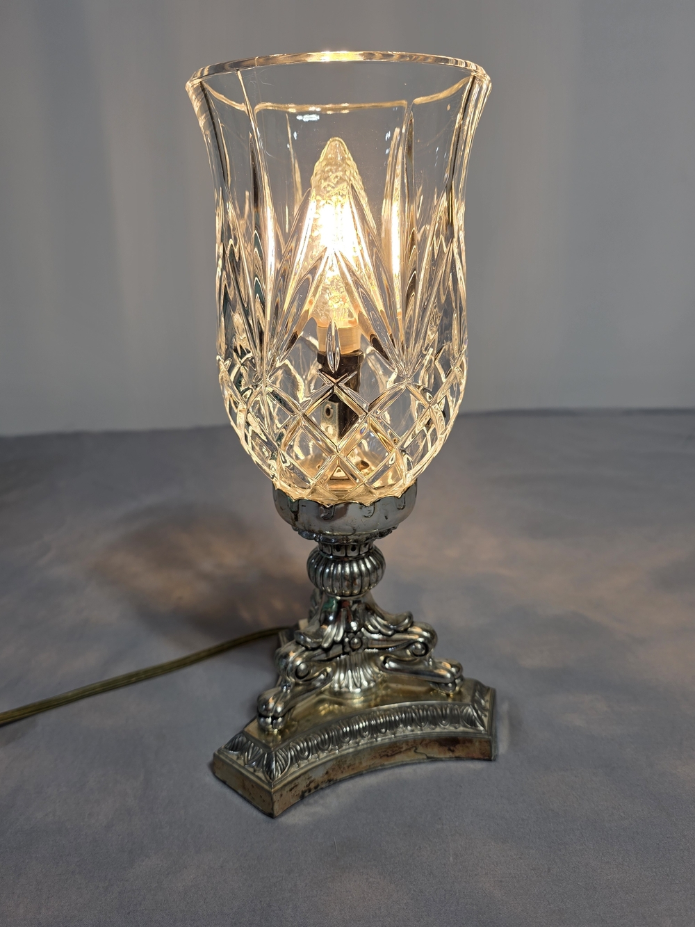 Vintage Universal Mfg. Co. Cut Glass Hurricane Boudoir Accent Lamp